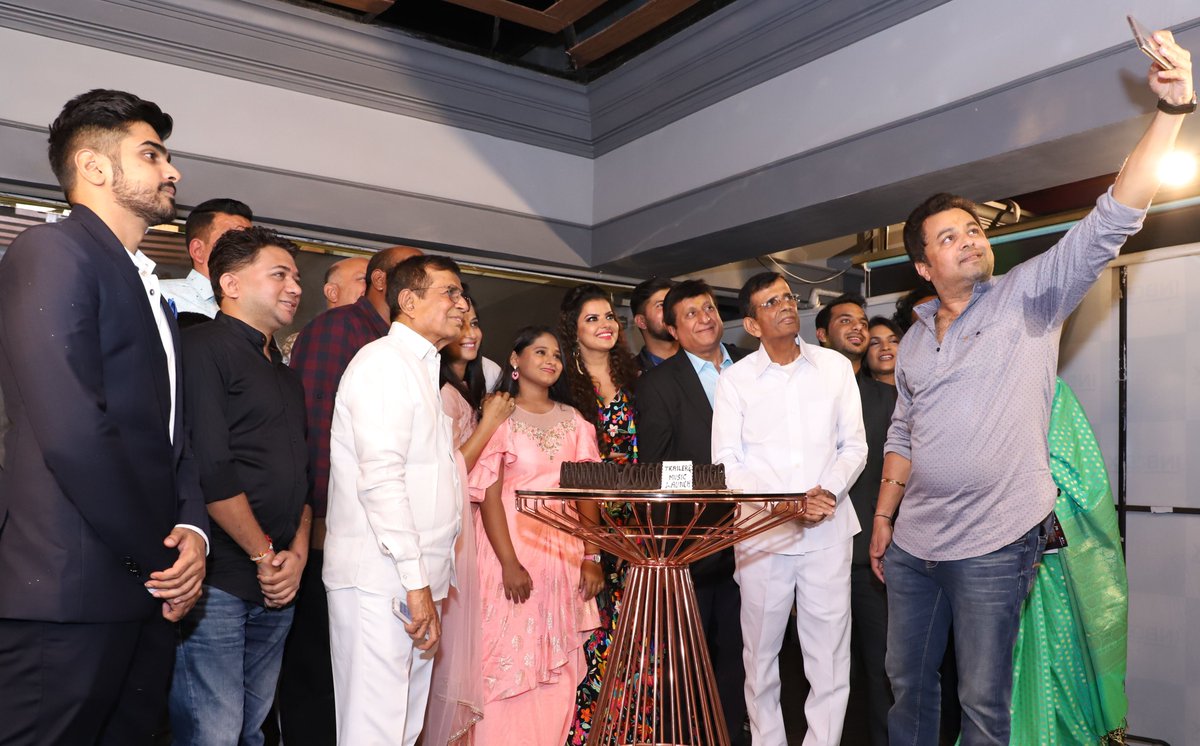 Bhaybheetfilm's tweet photo. #MrunalJadhav @deealamude @AzizNakash #ShankarRohra #DeepakNaraini @avinash_6030 @PawanKatariya06 @GoshtSangnaraDj @zeemusicmarathi @RajshriMarathi @sameerpdixit @vizualjunkies https://t.co/SVM9Q9pxAx