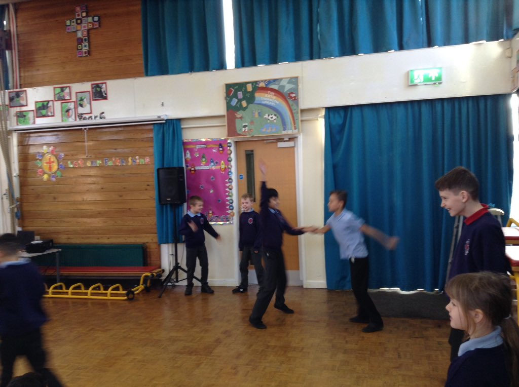 StTeresasLL's tweet image. Gerald the giraffe and friends dancing in assembly. Reading assembly using Giraffes can't dance. #readingassembly #2020yearofreading