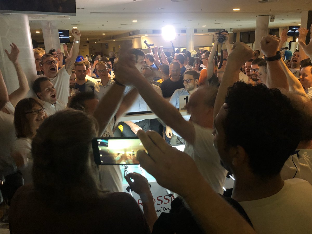 Kickerprofs's tweet image. Een tafelvoetbalevent verbindt mensen en intensiveert bestaande contacten. Hier de finale tijdens een event met plus 500 deelnemers in de HDI Arena in Hannover vorig jaar mei. #ek #ekvoetbal #oranje #sportzomer #klantendag #os #tafelvoetbal #eventmoment