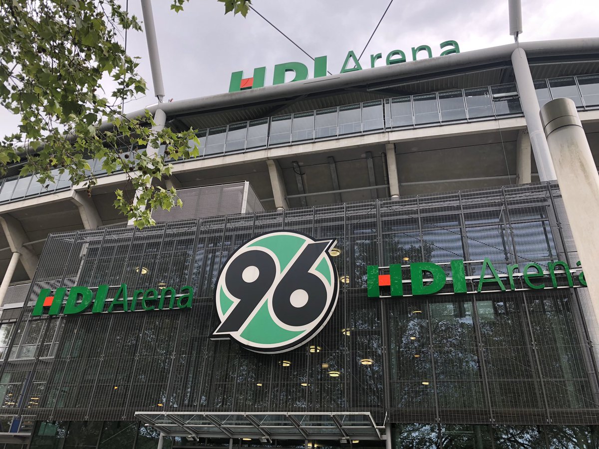 Kickerprofs's tweet image. Een tafelvoetbalevent verbindt mensen en intensiveert bestaande contacten. Hier de finale tijdens een event met plus 500 deelnemers in de HDI Arena in Hannover vorig jaar mei. #ek #ekvoetbal #oranje #sportzomer #klantendag #os #tafelvoetbal #eventmoment