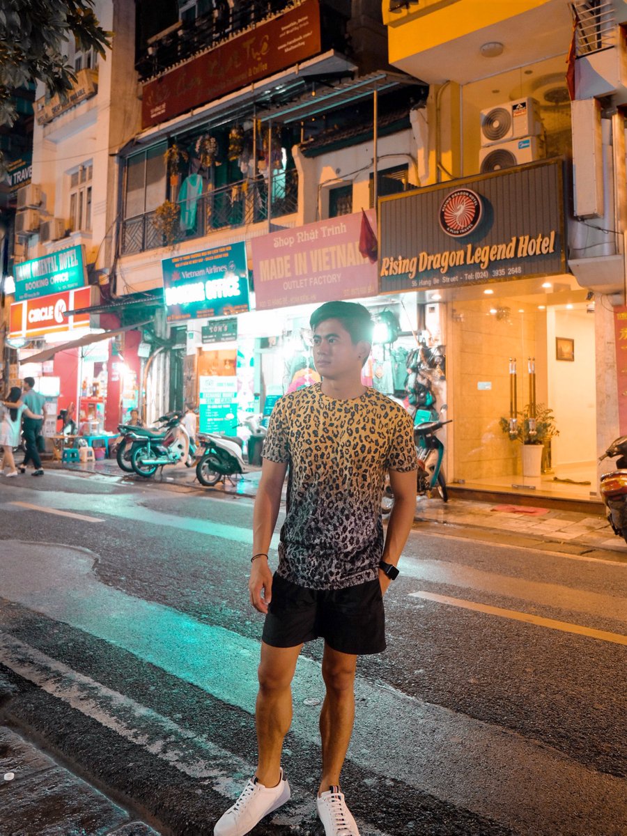 dijeyjaro's tweet photo. Downtown Hanoi at night. ๐ป๐ณ #market #shop #travel #wanderlust #ootd #instapogi #fashion #menswear #menstyle #whereintheworldisDJ https://t.co/fP8NKMJ4TB