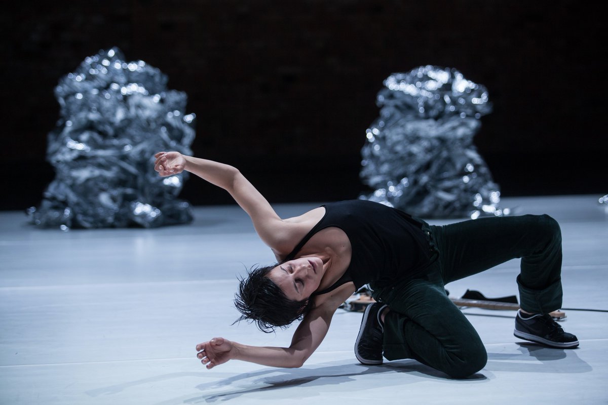 #Danse #Musique Une danseuse se déleste de tout artifice, semble glisser sur la pointe des baskets dans le paysage qu’elle se construit, jusqu’à l’engloutissement.
Spekies // La Zampa
Le 7 février à 20h00 #Nîmes
+ infos theatreleperiscope.fr/spectacle/spek…
Photo : Jakub Wittchen