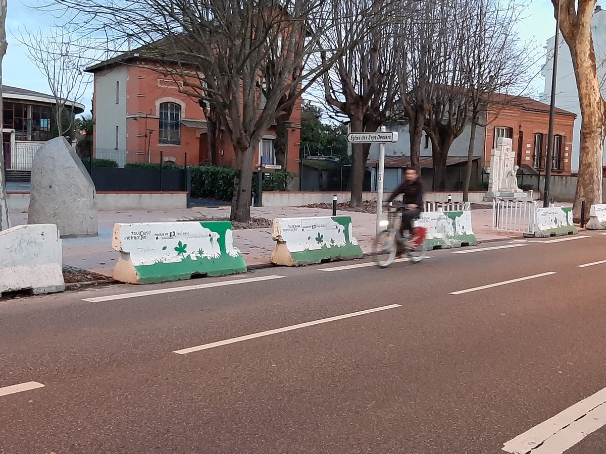 MAP561's tweet photo. @2Pieds2Roues La piste cyclable aux 7 Deniers depuis des mois alors qu'il n y a plus de travaux. @Toulouse @jlmoudenc @O_ARSAC on attend l accident ? https://t.co/TFU2nJbQom
