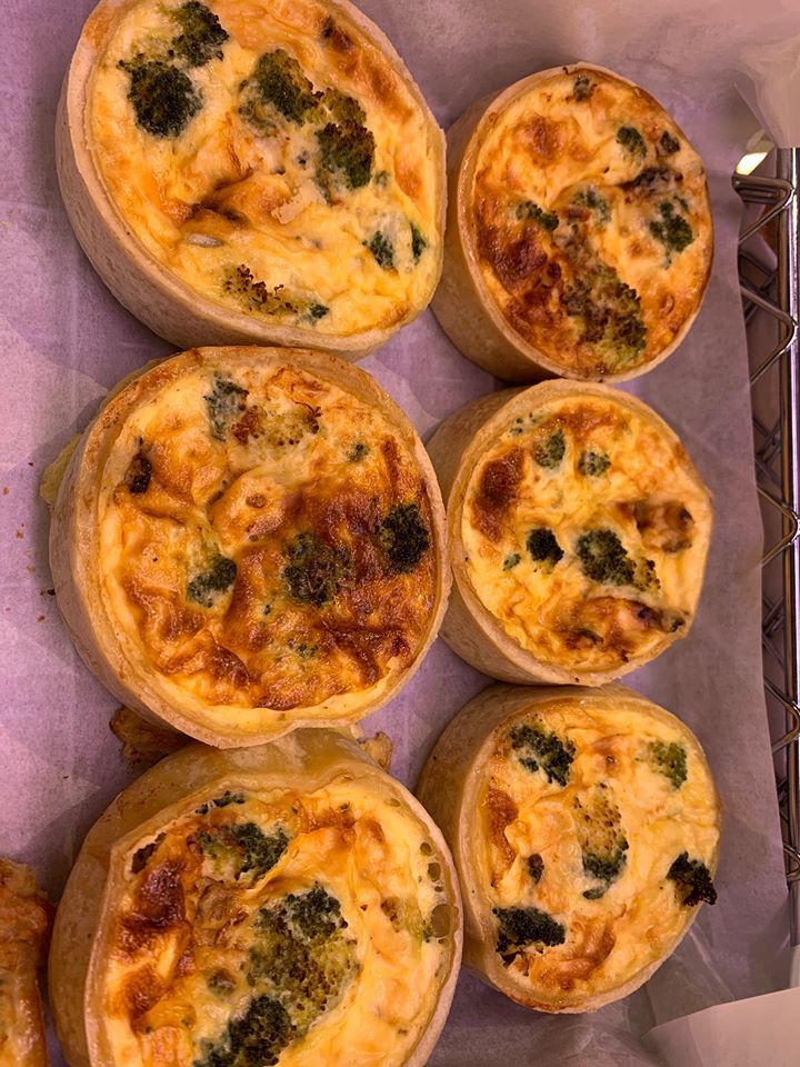 Quiche Brocoli a caws glas/ Broccoli and stilton quiche

Wyau Scots cartref/Homemade Scotch eggs

Bara nionyn/Onion bread

Bara Olewydd/Olive bread

Quiche a rôl selsig cartref/Homemade sausage rolls and Quiches