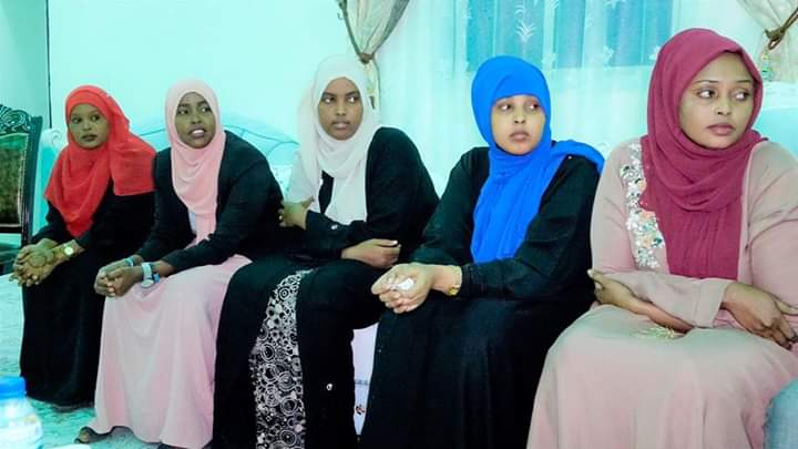 MrQoorqoor's tweet photo. Waxaan kulan la qaatay qaar ka tirsan Dhalinyarada deegaanada Galmudug waxaana kawada hadalnay sidii ay uga qayb qaadan lahaayeen horumarka iyo dib-u-dhiskiisa deegaanada.

Waxaan kula dardaarmay in ay la shaqeeyaan Maamulka si loo gaaro horumar iyo barwaaqo. https://t.co/zOjoU1kYS2
