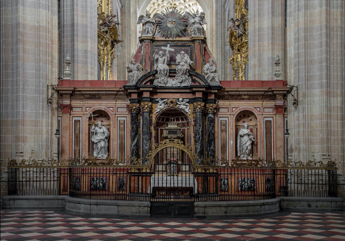 catedralsegovia's tweet photo. Compartimos la interesante historia a la que nos traslada el programa "Historietas de Segovia: Una Reina Golpista". 

Isabel de Farnesio, Riofrío y el retablo del trascoro en este capítulo grabado íntegramente en la Catedral https://t.co/6yKBxw7GDV https://t.co/hiazLILlar