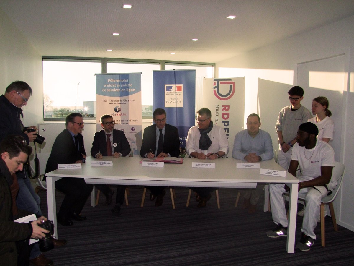 Prefecture50's tweet photo. [1er #EmploiFranc] dans #LaManche chez #RDPeinture. Ils sont destinés aux pers issues des quartiers prioritaires de la politique de la Ville.
Objectif = aider les employeurs à embaucher :
➡️5000€/an sur 3 ans pr un CDI
➡️2500€/ans sur 2 ans max pr CDD
https://t.co/Q7KoCiPNNO https://t.co/iZsXG4uJXD