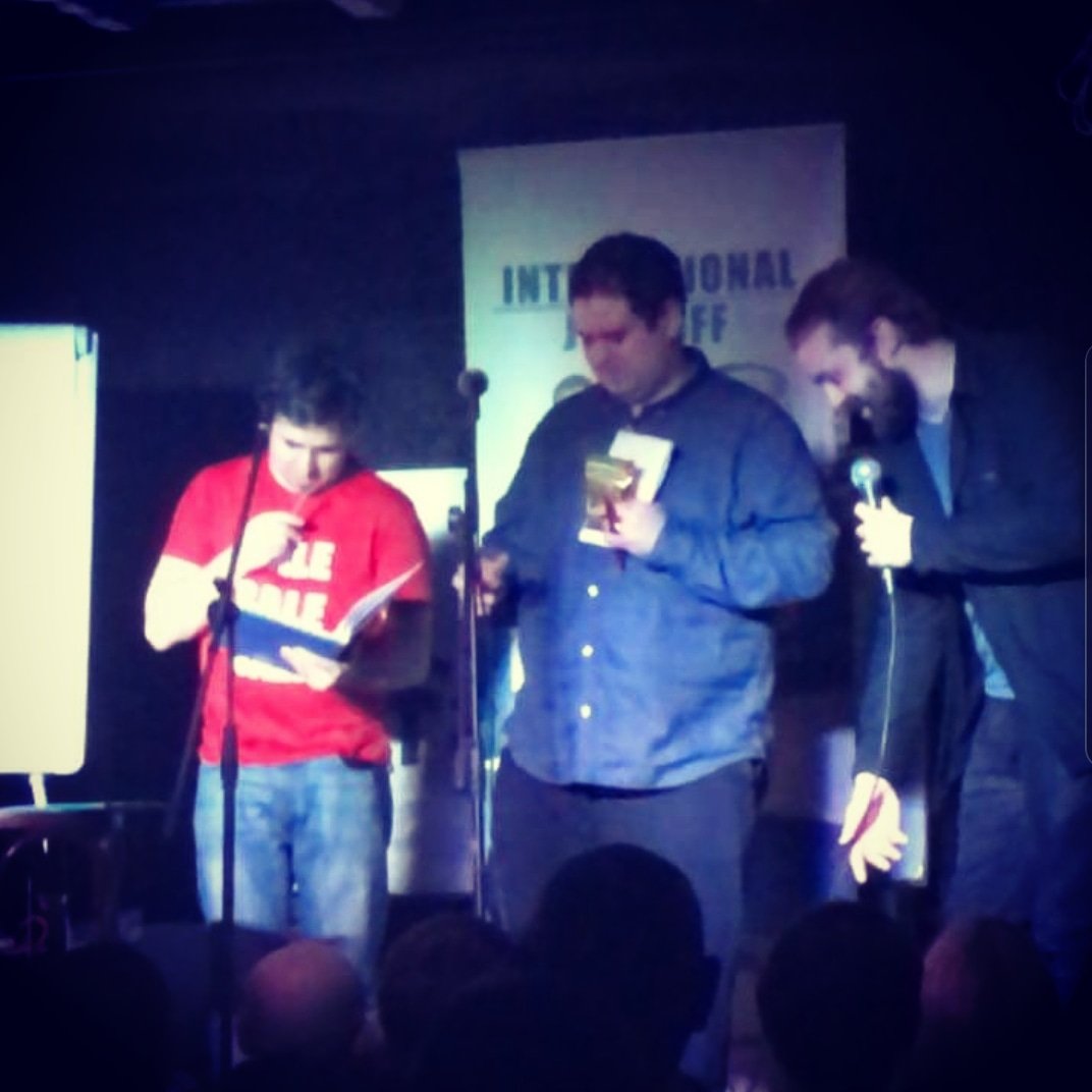 What a lovely night at the Fat Fox in #Portsmouth for <a href="/intjokeoff/">International Joke Off</a>

Here's a pic of <a href="/RichardLindesay/">Richard Lindesay</a> <a href="/whoelsebutalf/">Alf!! - Comedian</a> about to do jokes and me making sure no one trips over a wire because I am a safety conscious boy.

Photo courtesy of @MattRoseblade