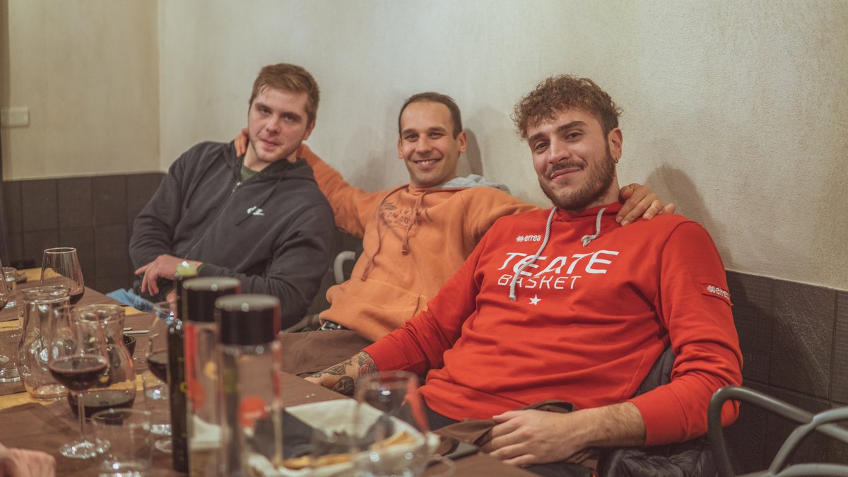 teatebasket's tweet photo. 🍷🍽serata conviviale, per fare gruppo, ieri nello sfizioso  Ristorante Fuori Comune di guardiagrele degli amici Fiore Panaccio e Nicola Desiderioscioli.

#teatepassion | #LaNostraPassione | #insieme
@gabrielemarch10 https://t.co/5ZEejrOqTQ