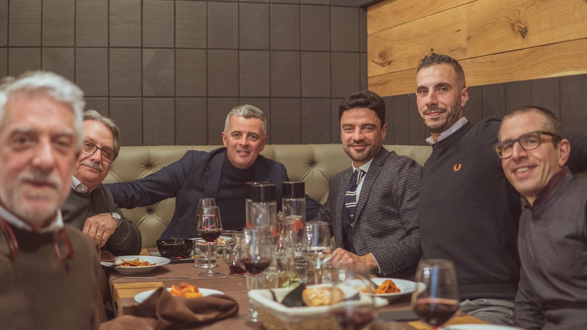 teatebasket's tweet photo. 🍷🍽serata conviviale, per fare gruppo, ieri nello sfizioso  Ristorante Fuori Comune di guardiagrele degli amici Fiore Panaccio e Nicola Desiderioscioli.

#teatepassion | #LaNostraPassione | #insieme
@gabrielemarch10 https://t.co/5ZEejrOqTQ