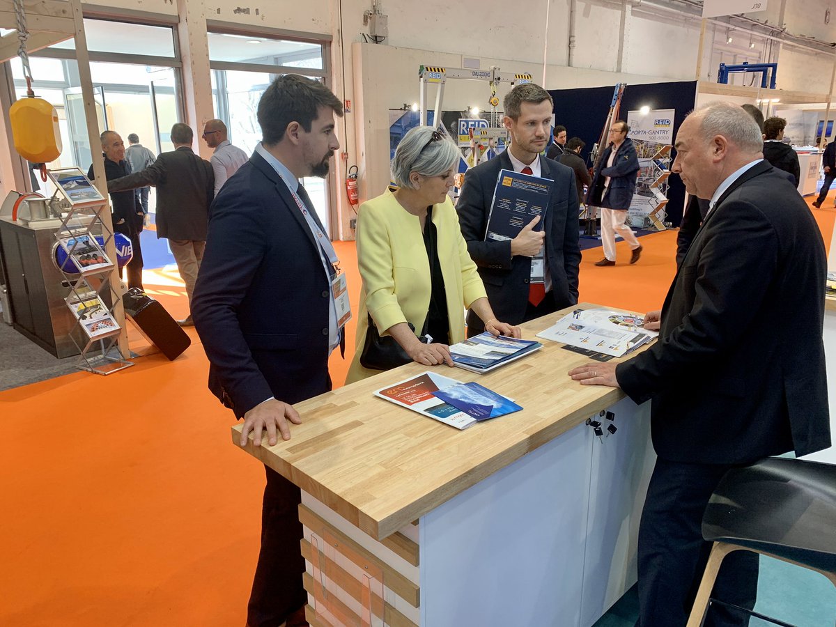 Gican_InduNav's tweet photo. 📍 La députée @SoPanonacle et le député européen @Pierre_Ka visitent le stand du @Gican_InduNav et découvrent les activités de nos coexposants #Navtis, @segula_group, #CREPIM et #Latty 🇫🇷⚓️ https://t.co/ODZRuAU3KT