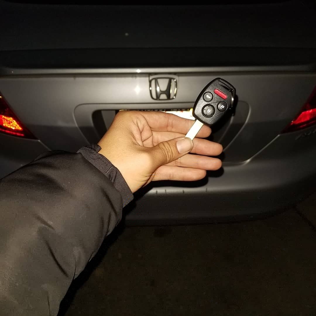 SamLocksmith2's tweet photo. Honda all key lost, cutting and programming a remote head key on site https://t.co/PY1Rfq1Kk5