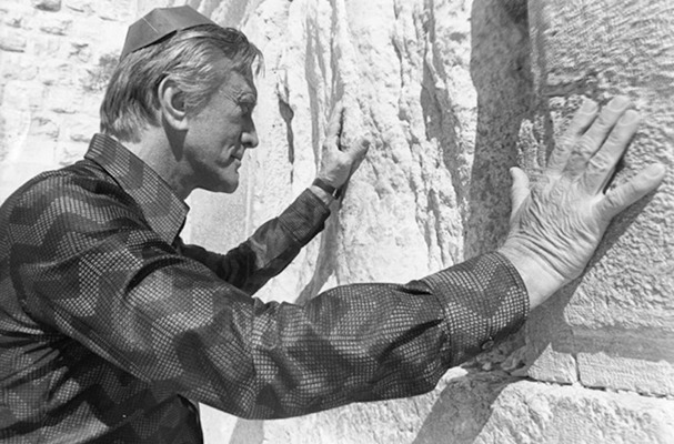 Una foto di Kirk Douglas (1916-2020) che dice molto più di tante parole. 
Sia il suo ricordo di benedizione.