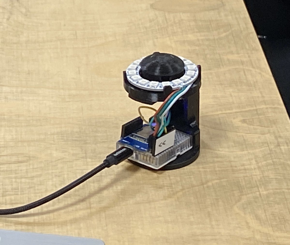 ada6fr's tweet photo. Et maintenant on passe au bouton ! Nouveau challenge ! @TheSchoolab #coding #numerique #innovation #TransfoNum https://t.co/neKEfo2qLQ