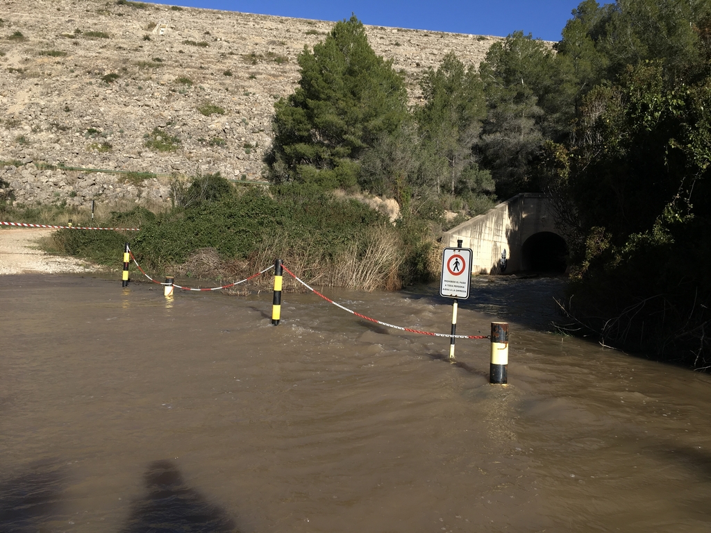 Al fons la paret de la presa del Gaià i a la dreta la sortida del cabal generador