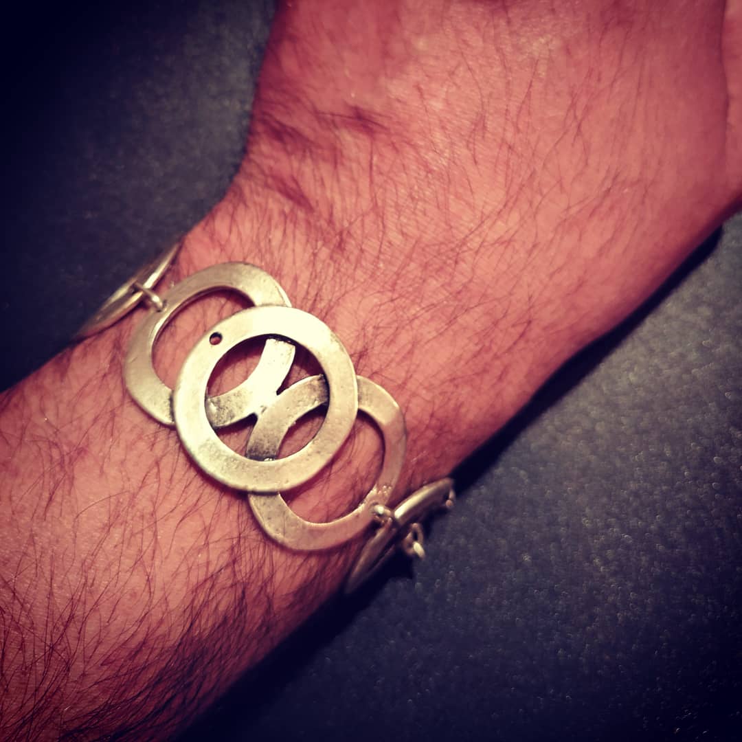 TETERIAMURA's tweet photo. Recién llegada de la #080bcn nuestra modelo se ofreció a posar con nuestra #bisuteria ya que se acerca el #14febrero #SanValentin2020 #anillo #pulsera . La modelo un poco peluda y dedos chistorra pero es muy maja 🤣🤣🤣🤣🤣 #comercio @ccamcat #martorell #martorellvila https://t.co/kspj0lWRyT