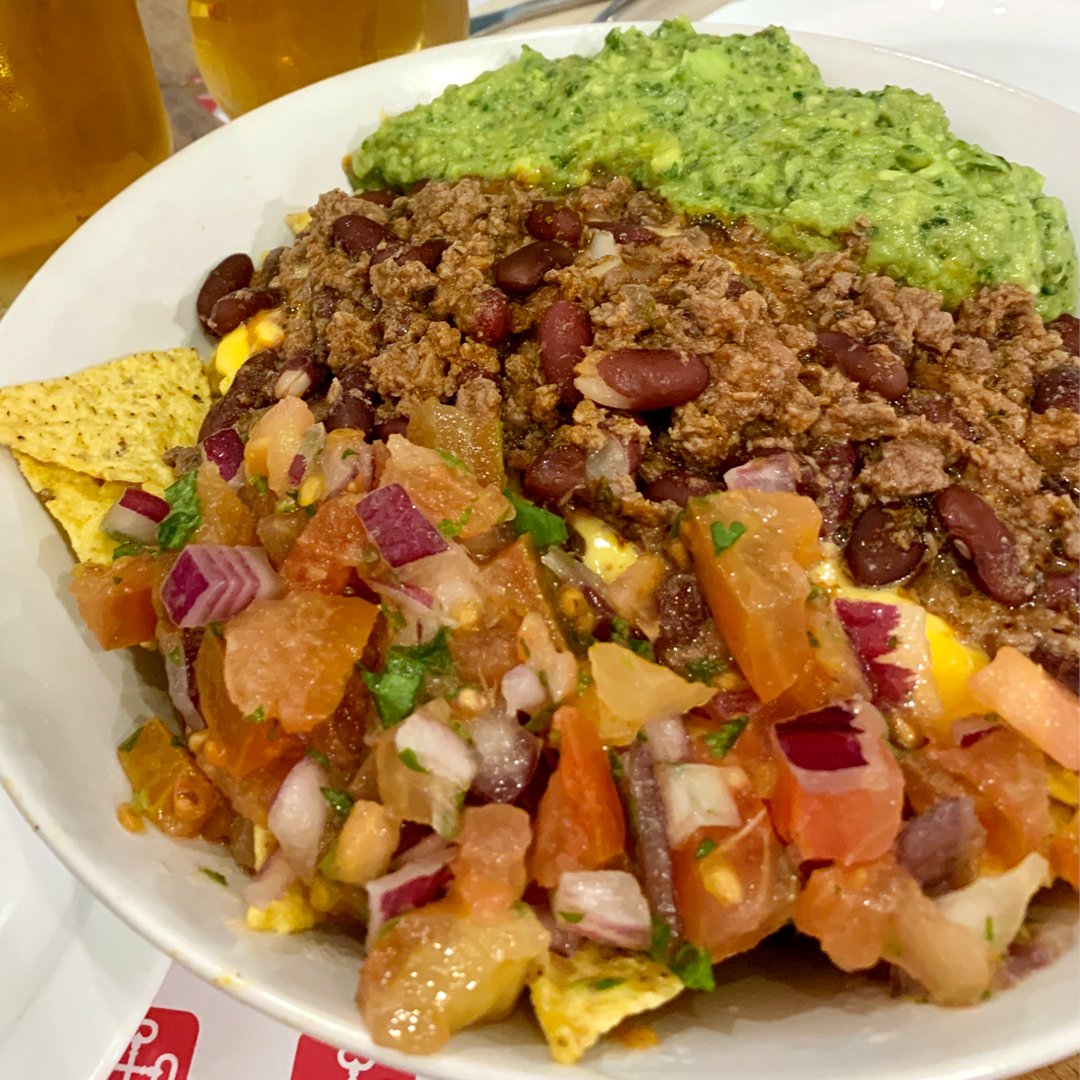 Vente al 2x1 en cerveza de barril desde las 20 hrs y para acompañar unos #nachos 💥🔝
lacasatomada.es
#madrid #food #foodie #burger #beer #promocion