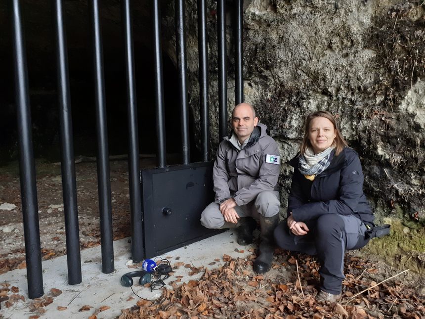 F. Marchalot et M. Marteau à la source de l'Orbiquet © Radio France - Julien Crué