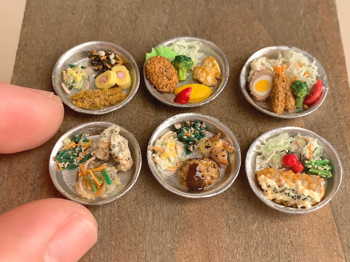 mush_o2u8_'s tweet photo. 給食制作中。
主菜の皿は完成！
学校給食よりは豪華な大人の給食なので、この主菜の1皿にたくさん詰め込みました💡
全6種類予定。

#ミニチュア　#ミニチュアフード
#ハンドメイド https://t.co/Fylrhxwv1V