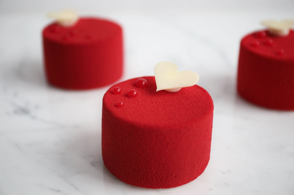 Cyril Lignac Pour La Saintvalentin Ma Patisserie Signature Equinoxe En Rouge Passion