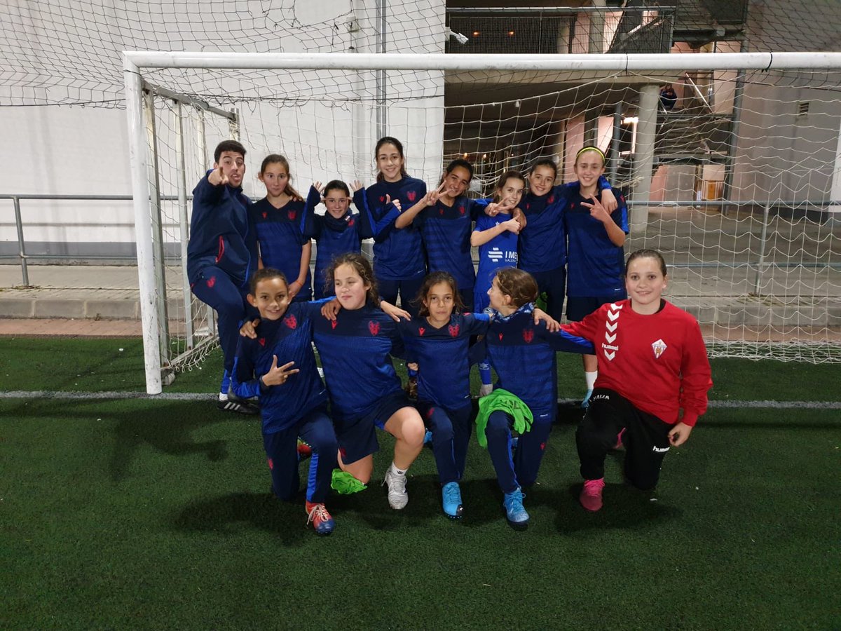 UEAlcudia's tweet image. 😍 Les VALENTES ROIG-I-BLANQUES segueixen sumant entrenaments amb el @LUDfemenino 🎉🎊

⚽ Ahir va ser el torn d'Enma Sevilla i Yaiza Mompó, jugadores del nostre Benjamí/Aleví Femení, que treballaren conjuntament amb les futbolistes llevantinistes 😉

ENHORABONA! 👏🏻👏🏻👏🏻

🇦🇹🤝🐸