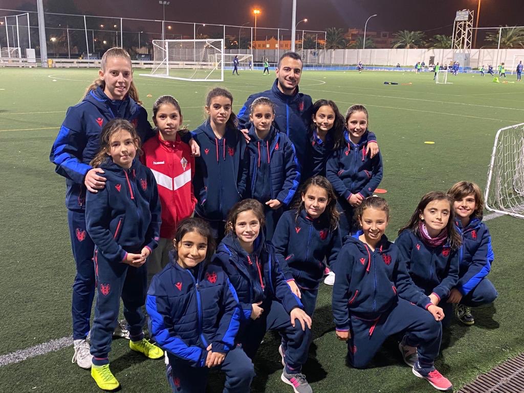 UEAlcudia's tweet image. 😍 Les VALENTES ROIG-I-BLANQUES segueixen sumant entrenaments amb el @LUDfemenino 🎉🎊

⚽ Ahir va ser el torn d'Enma Sevilla i Yaiza Mompó, jugadores del nostre Benjamí/Aleví Femení, que treballaren conjuntament amb les futbolistes llevantinistes 😉

ENHORABONA! 👏🏻👏🏻👏🏻

🇦🇹🤝🐸