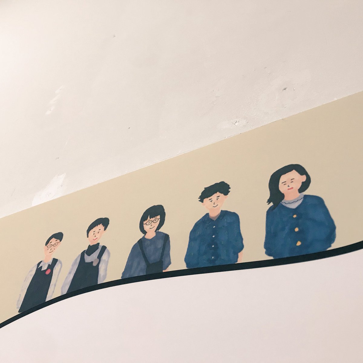 いよいよ卒展が始まりました！

積んどく展のブースは、５人の似顔絵が目印です👀📚

本日ご来場いただいたお客様からも「積ん読って怒られちゃうけどそういえば楽しいものだったよね...！」というご感想をいただきました😭

積ん読から「惰性」ではなく「感性」が伝わる展示に仕上がっております🌱