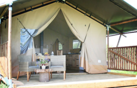 Luxury Glamping with Hot Tub at Village Farm Getaway in Leicestershire. These magnificent safari tents sleep up to 5 people from just £128 per night. bit.ly/31BD4fV 
#Glamping #Leicestershire