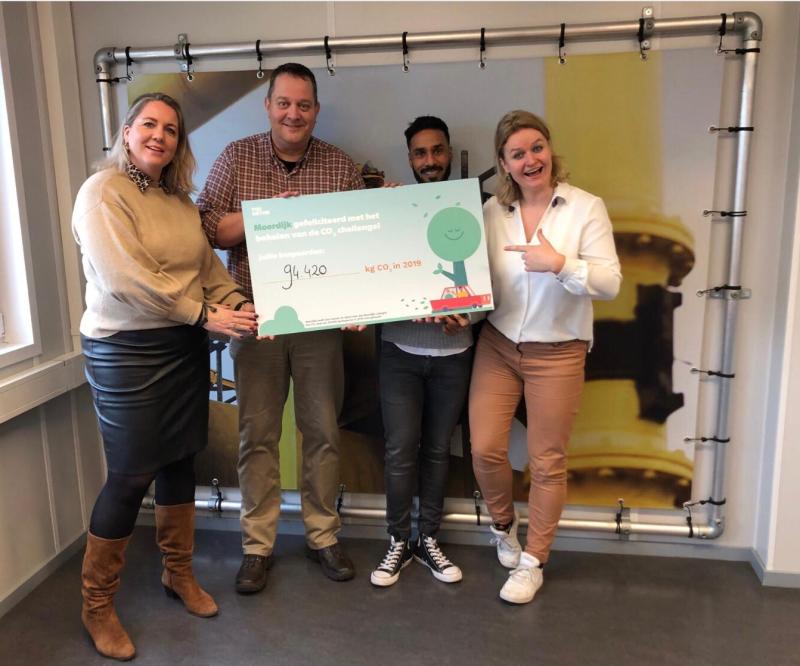 PortOfMoerdijk's tweet photo. De #CO2challenge van 2019 is gehaald! Door samen te rijden naar de bedrijven op het haven- en industrieterrein #Moerdijk werd er maar liefst 94.420 kg CO2 bespaard! Dat is ruim boven het doel van 65.000 kg. Wij zijn blij met het resultaat en we willen alle deelnemers bedanken. https://t.co/RFYXRpxK6O