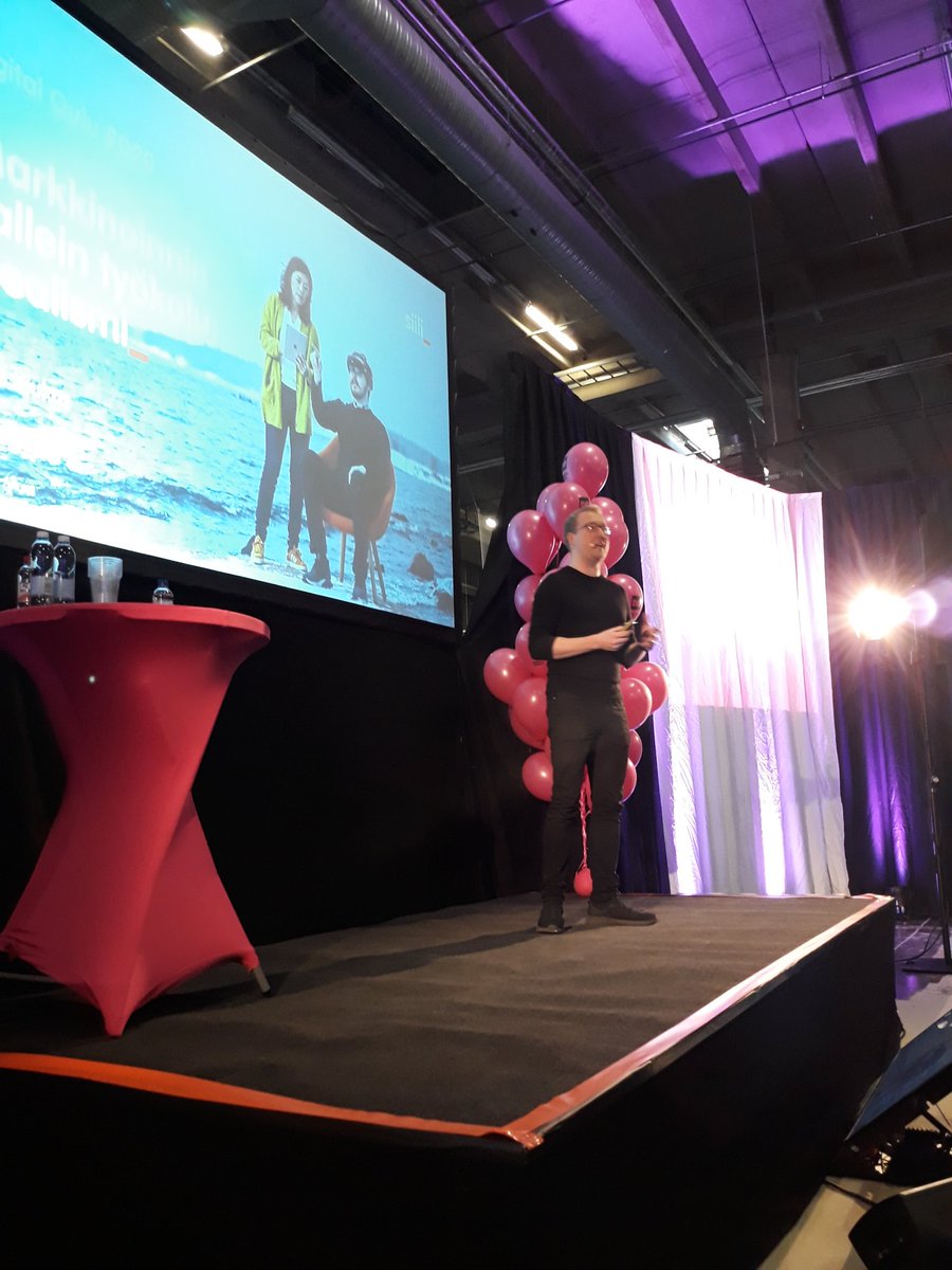 DigitalOulu's tweet photo. Puisto-lavalla @AnttiKiukas @SiiliSolutions'sta avaa markkinoinnin kalleinta työkalua: idealismia. Miten tämä käännetään palveleviksi ajatuksiksi? 
Jos joku on varmaa, niin tylsää tekemällä saa tasapaksuja tuloksia!😄 #do2020 #digitaloulu https://t.co/R4VHYJtpee