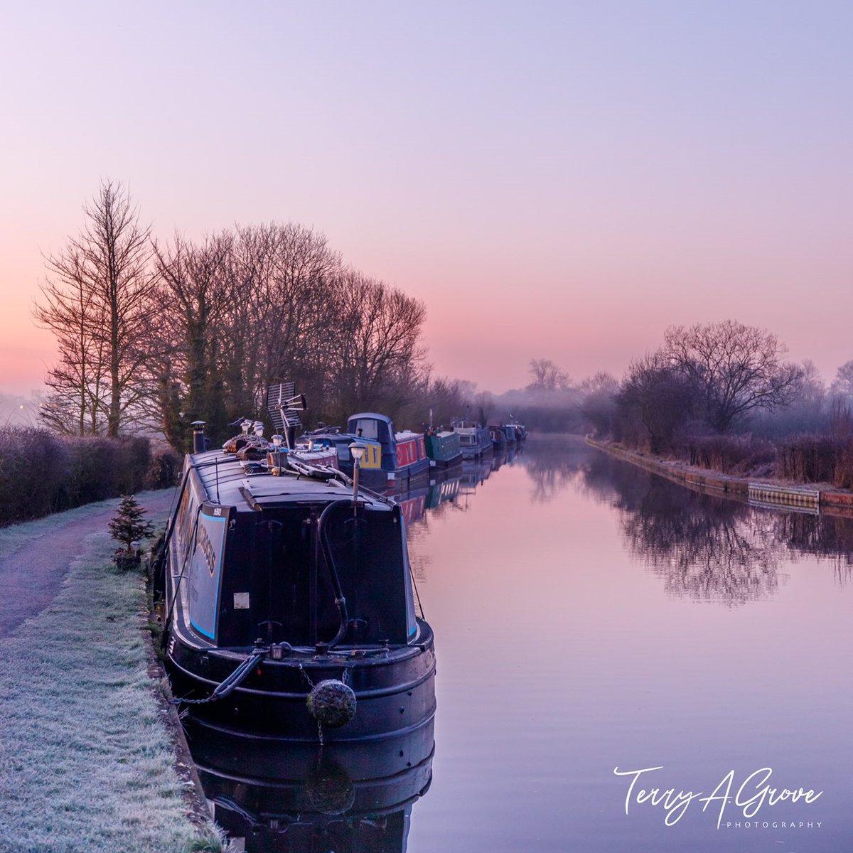 This #TimeToTalk Day take a moment to reach out to someone and ask them how they’re doing. We’ve got 2,000 miles of canals and rivers where you could go for a walk in the fresh air or sit and relax by the water #LifesBetterByWater <a href="/TimetoChange/">Time to Change</a>

📷 <a href="/No1GhostDog/">Terry</a>
📍 Knowle Locks