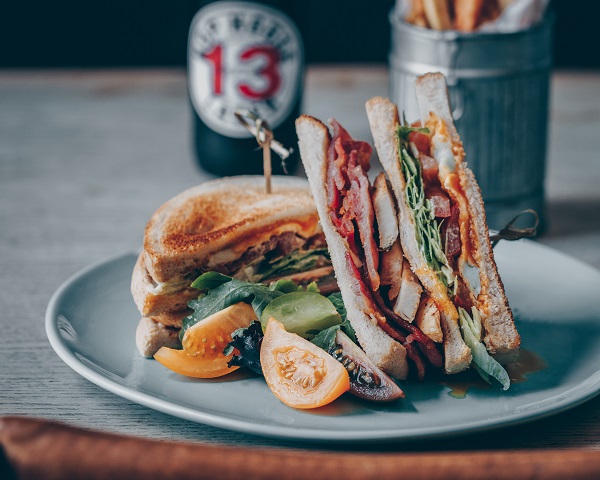 Elephant club, bacon, chicken, tomato, lettuce, fried egg, white or brown bloomer 👌😋

#lunch #pangbourne #cblt
