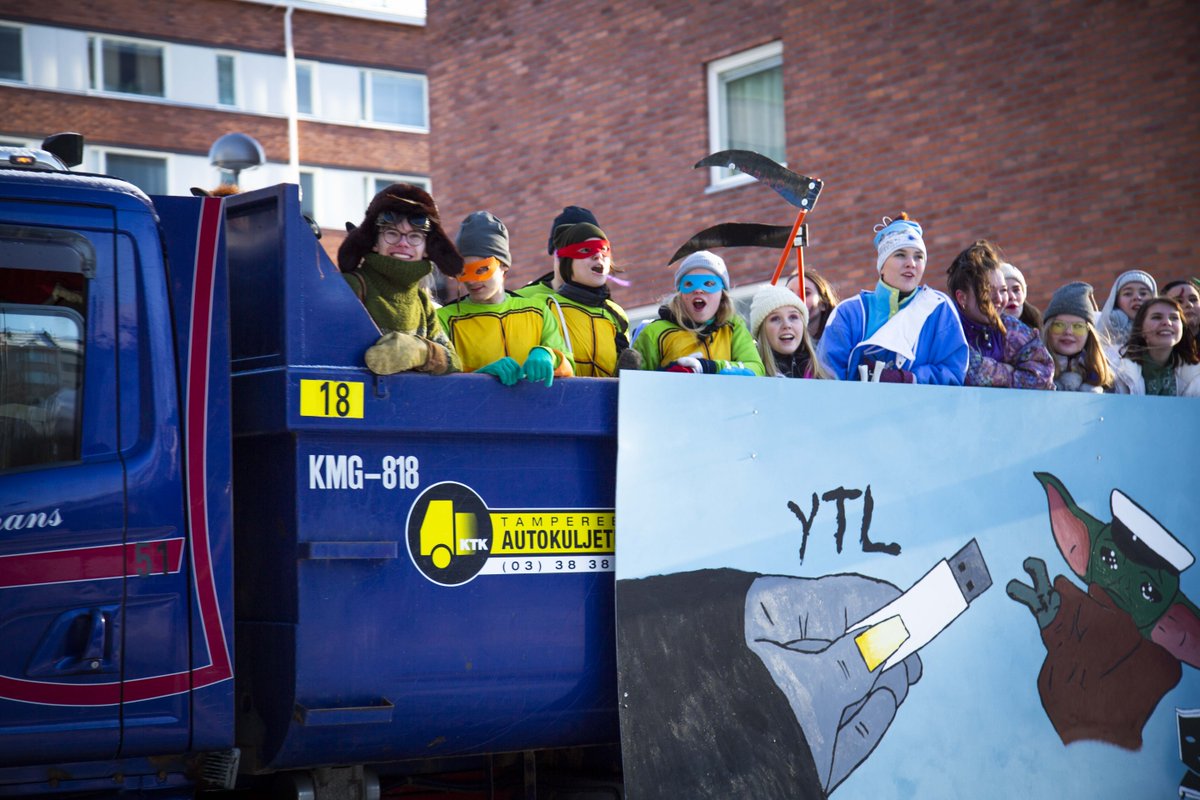 Tamperekaupunki's tweet image. Abit ajelivat tänään penkkariajelunsa Hämeenpuistossa - onnea ja menestystä tuleviin ylioppilaskirjoituksiin! #abit #penkkarit #abi2020 #lukiokoulutus #Tampere #nuortentampere #opiskelijantampere
