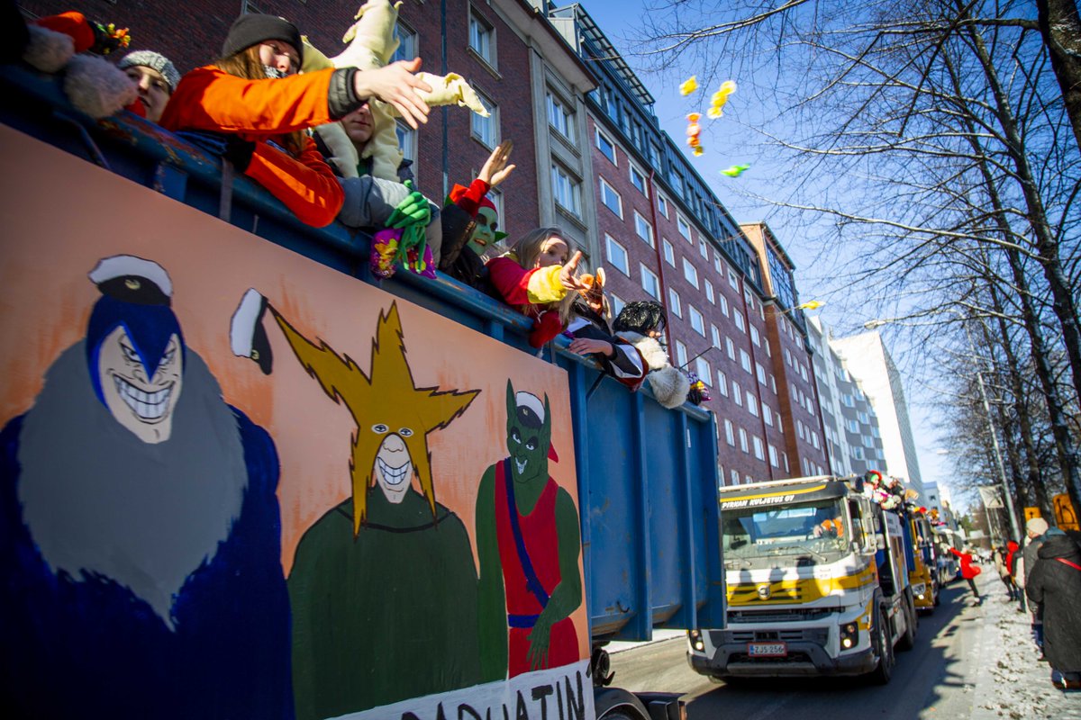 Tamperekaupunki's tweet image. Abit ajelivat tänään penkkariajelunsa Hämeenpuistossa - onnea ja menestystä tuleviin ylioppilaskirjoituksiin! #abit #penkkarit #abi2020 #lukiokoulutus #Tampere #nuortentampere #opiskelijantampere