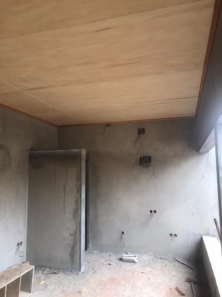 MrsEliseN's tweet photo. Nouveau barbershop, only 2 seats, collé au centre de visite technique Vitech à Émana. Pendant que vous faites votre visite, profitez - en pour vous faire raser de près 😁
Quelques photos avant:
#vcuts #vitech
#africabuilders #interiordesign
2/4 https://t.co/CbPJYtV9BK