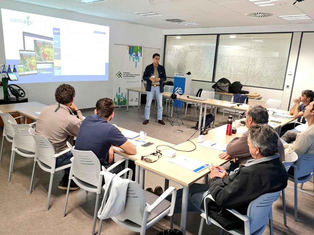 Vantageoeste's tweet photo. ➡️ Nuestros especialistas hablan hoy sobre soluciones para agricultura de precisión y gestión de datos agrícolas con técnicos de @CortevaES. Una iniciativa de formación interna impulsada por la @catedracorteva. #GNSS #GPS #Trimble #AgSoftware #Agtech #GFX750 #GFX350 https://t.co/03GaOF30uf