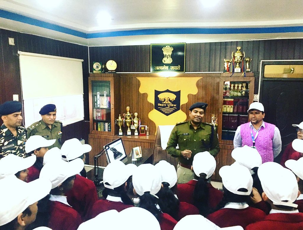 ipskumarashish's tweet photo. It's not about being the best, it's about being better than you were yesterday.... 💐💐
#StudentPoliceCadet
#PoliceForYou
#BiharPolice
#Motivation
#InspireTheGeneration https://t.co/TrX8NzuGD2