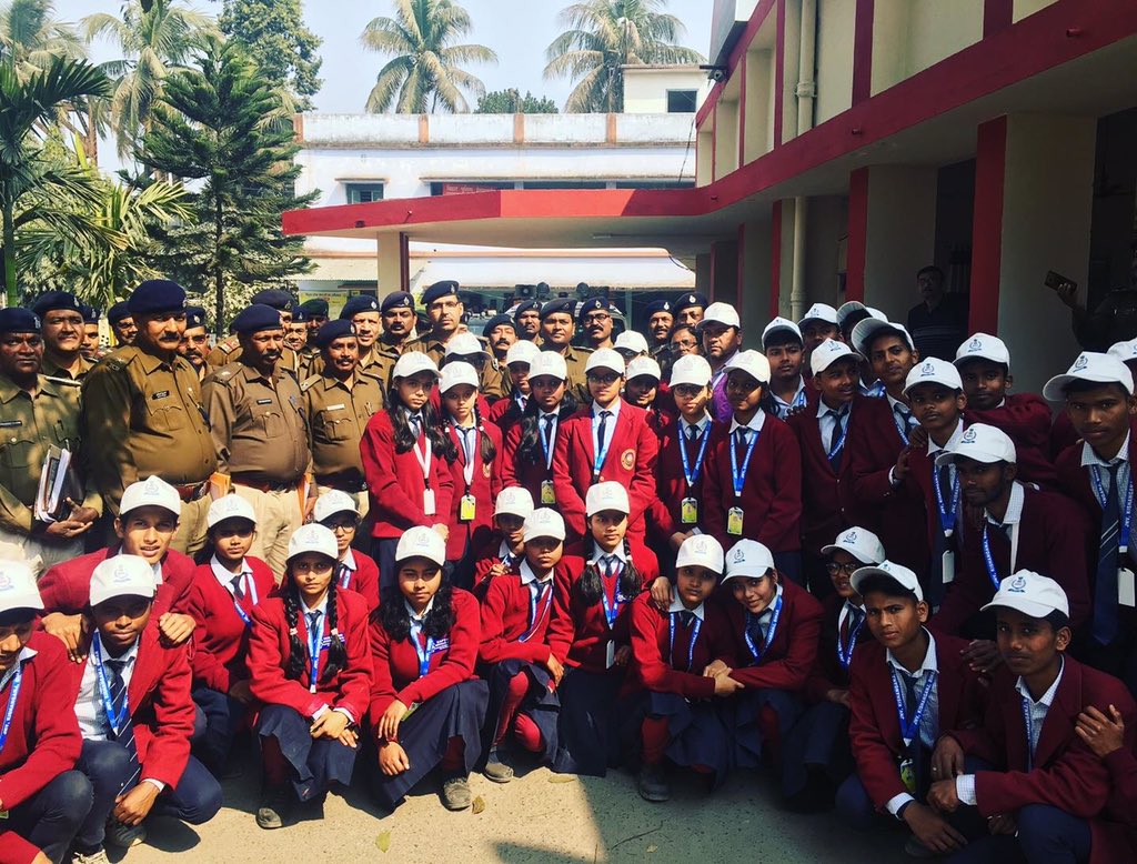 ipskumarashish's tweet photo. It's not about being the best, it's about being better than you were yesterday.... 💐💐
#StudentPoliceCadet
#PoliceForYou
#BiharPolice
#Motivation
#InspireTheGeneration https://t.co/TrX8NzuGD2
