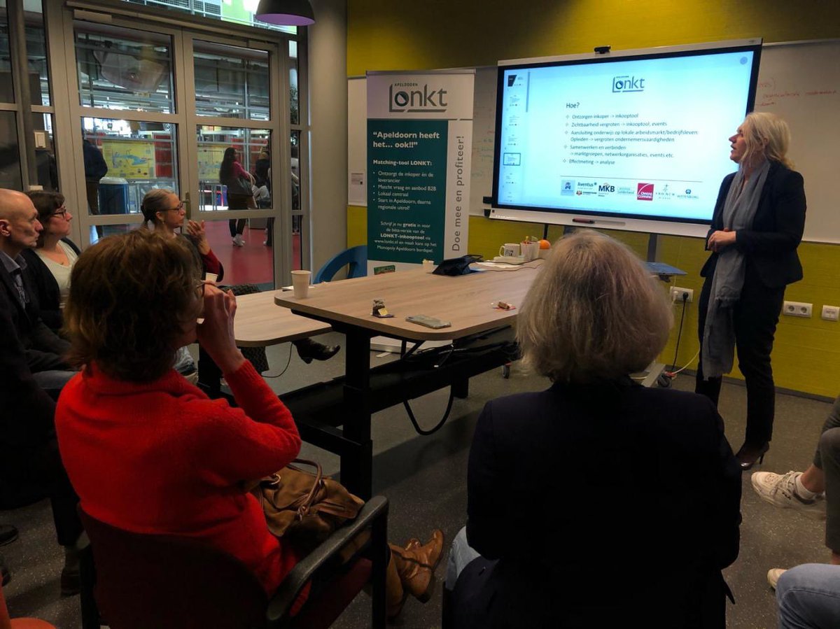 d66gelderland's tweet photo. D66 Gelderland bracht samen met D66 Apeldoorn een bezoek aan LONKT.
LONKT focust zich op het versterken van de ondernemersvaardigheden en de lokale verbinding tussen de (Z)ZP’ers en het MKB. De fractie van D66 bedankt LONKT voor de interessante middag. 📈📊📗 #mkb #zzp #prvgld https://t.co/Q0bsMwOxWO