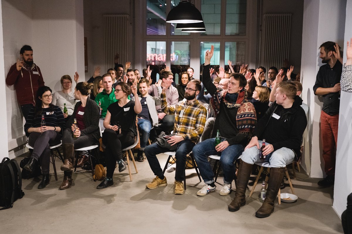 c_rokosch's tweet photo. Volle Hütte und heiterer Abend gestern bei @Zeichenmangel Dresden. Wir haben die @lassesunstun-Community aus Kreativen, Querdenkern und Machern zu uns eingeladen und über mutige Abenteuer, ambitionierte Vorhaben und neuen Freigeist gesprochen. Es war uns ein Fest. #Happyhost https://t.co/xyWvZfHyAc