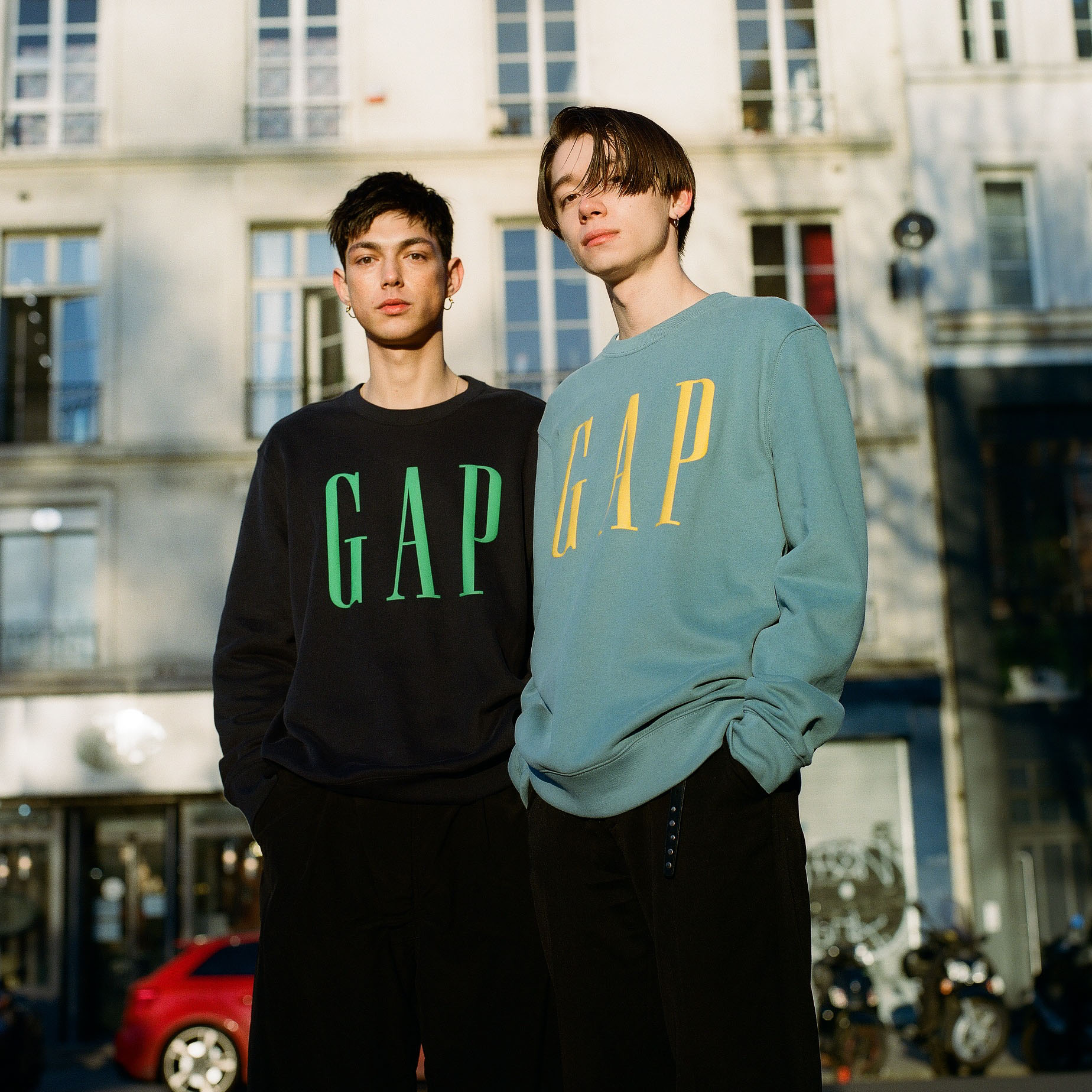 Gap Japan お互いモデルとして活躍しながら仲良しのclaude Morganさんとroseさん 生地とロゴ部分のカラーミックスが遊び心のある Gapロゴパーカー を色違いで 柔らかで着心地抜群のスウェットは絶妙な落ち感でどんなボトムスにもしっくり カーボ