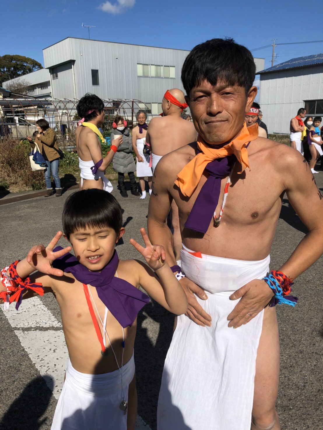 ෆ K Zooෆ 本日 国府宮裸祭り参戦 子供と今年で3年連続 寒さが身に染みる一日でしたが 稲沢に生まれた以上当たり前の年中行事 来年も出るぞー と約束しました 追伸 帰ってから鼻水が止まりません 国府宮裸祭り 治郎丸 難追神事 神男 T