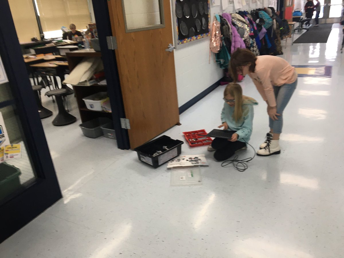 ThoreyEllis's tweet photo. So proud of the fourth graders. They are working together to program their robots to act like animals. Many groups are also drawing habitats and making their robots look like animals.  @CodeToTheFuture @hsd36_athletics https://t.co/8zog7pOo4n