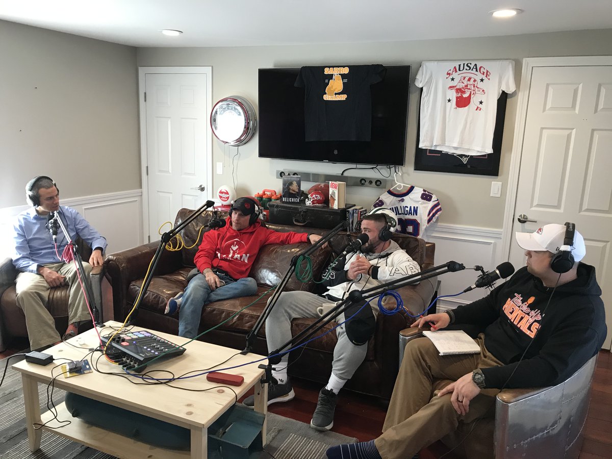 3pointstancepod's tweet photo. NEW EPISODE: #MMA special edition, Dale Hartt, Bruce Boyington and Chris Sarro sit down with @MikeDeVito70 and talk about the fight game, different disciplines, their careers and upcoming fights. #UFC @bareknucklefc @nefights #NEF42 #mesports https://t.co/lg2npWBTwO https://t.co/AyM3YaUlEK
