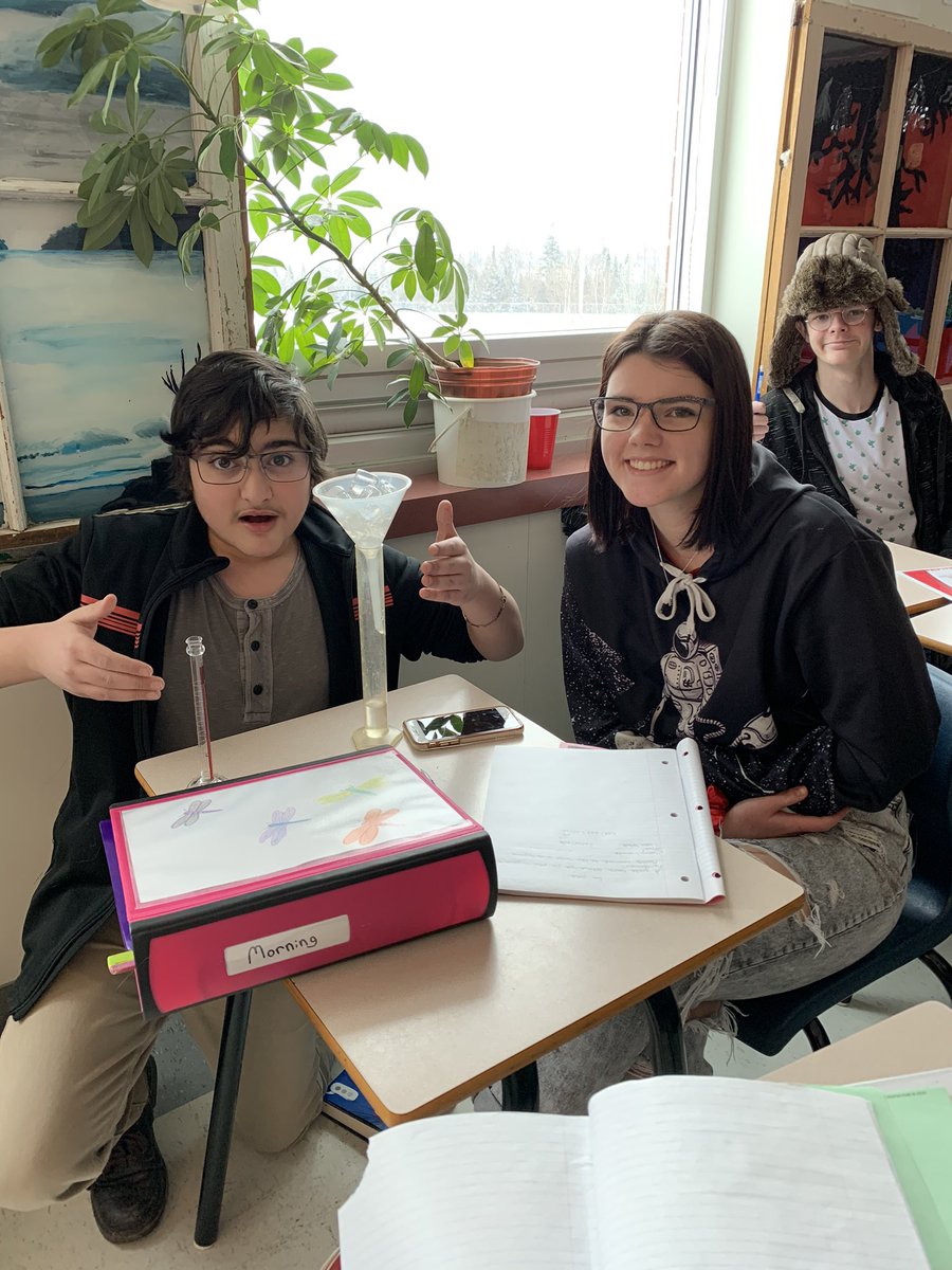 mmemaillet13's tweet photo. Grade 10 science students trying to figure out what time I put the ice in the funnel! @lhhsscience @LHHSRoars #science10 #problemsolving https://t.co/YmK6xn4g29
