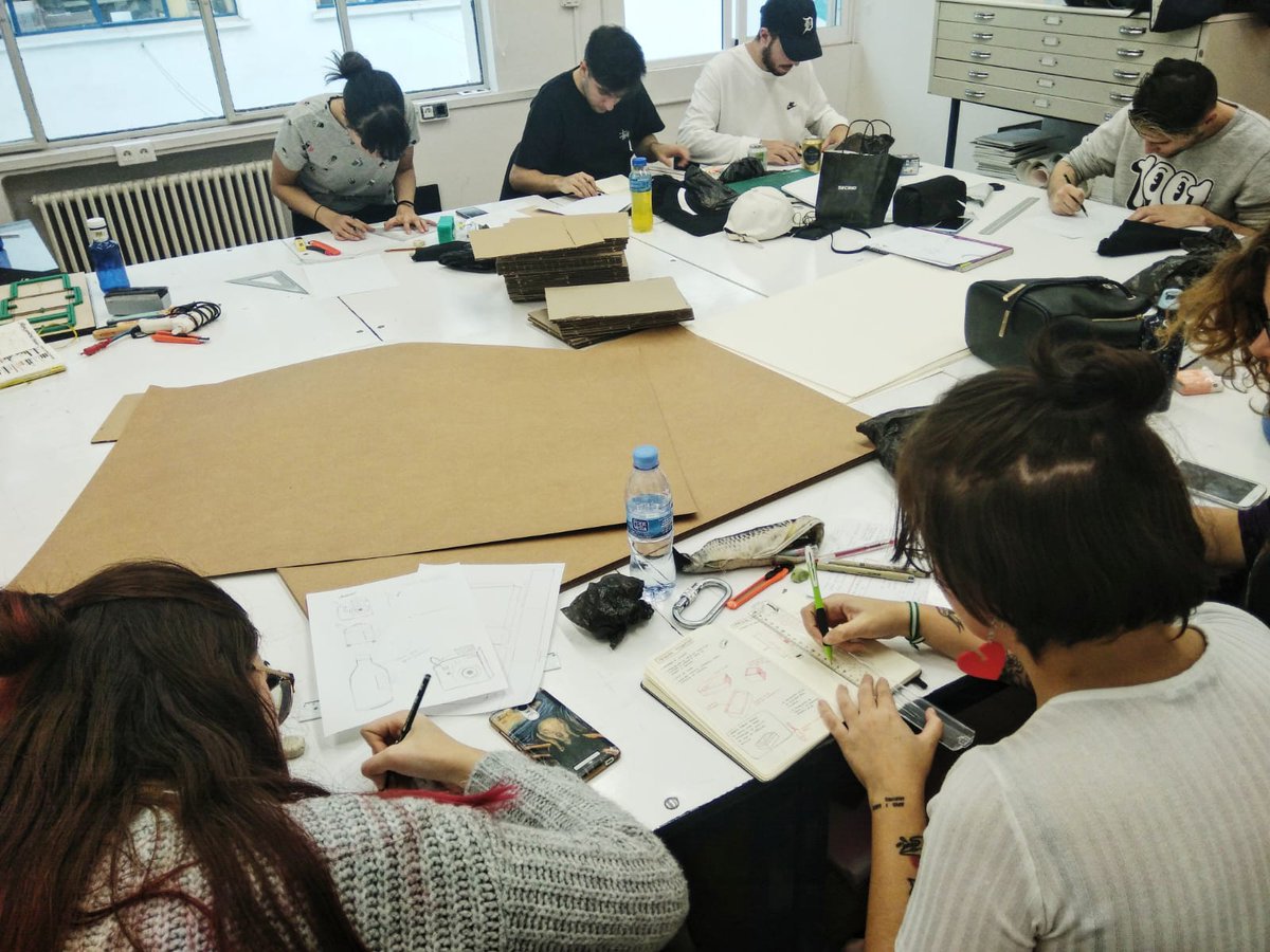 En la escuela seguimos con los chicos del El Rapto y su taller de packaging aplicado a las cosas.