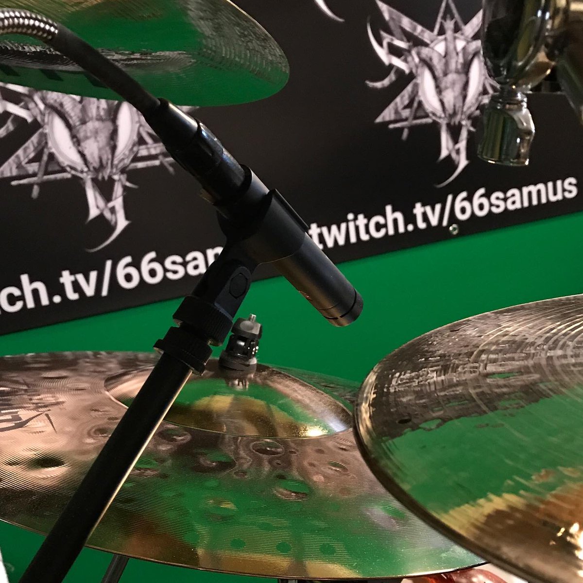 66Samus's tweet photo. Gear nerd post 😝
These are the microphones I’ve been using to close-mic my hi-hats and ride cymbals.
sE8’s by @sE_Electronics 
These are handcrafted small diaphragm condensers with amazing dynamic range. It’s GREAT!
#music #drums #microphone #gear https://t.co/O0wC5CDGs2