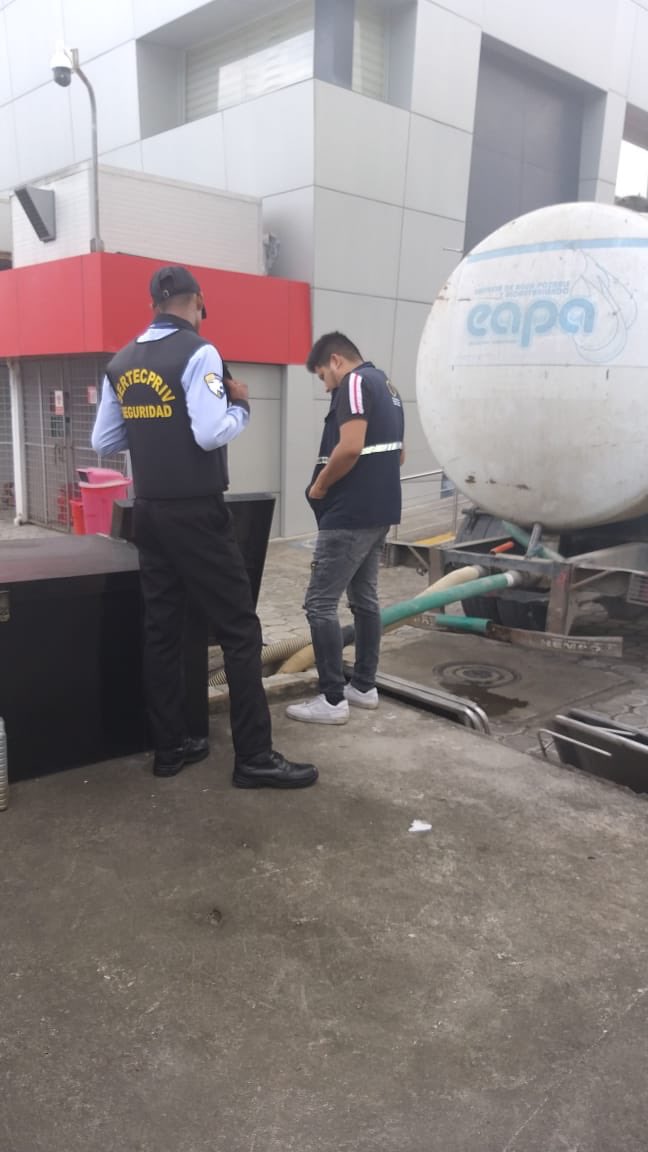 EapaSM's tweet photo. #EAPAInforma. Continuamos con la entrega de agua potable mediante tanqueros a las diferentes entidades públicas de vulnerabilidad dando cumplimiento a nuestro Plan de Contingencia, entres las cuales se encuentran: el Centro Forense, Cárcel de Varones, Cárcel de Mujeres. https://t.co/cYNnOVri2F