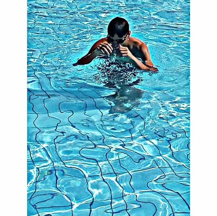 جوة البسين اهو ياعم 😂⚡️