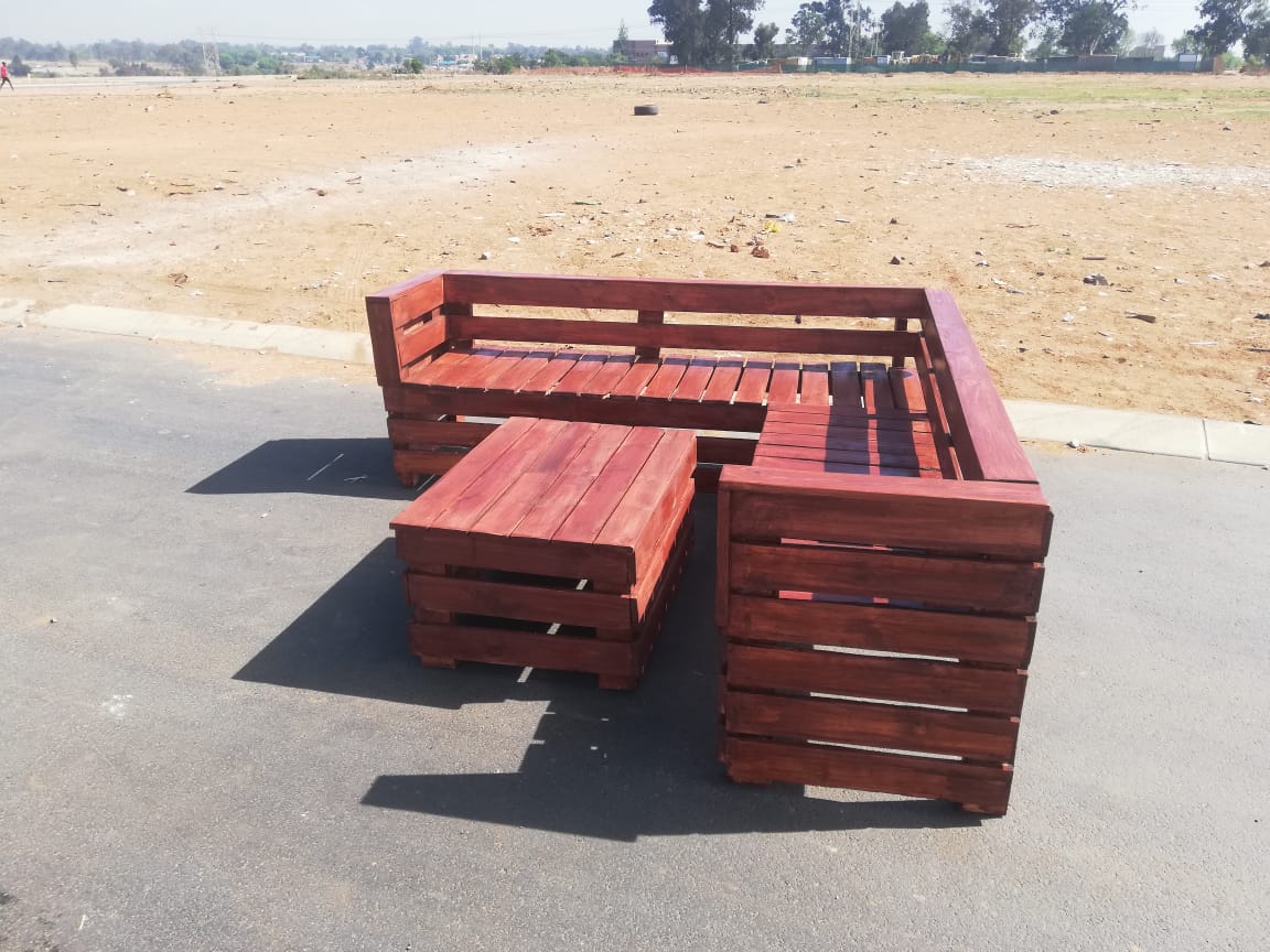 PalletFurnitur3's tweet image. Complete your living room, office space or your patio with our stylish furniture. 

For orders:⠀
📧 mchunuprojects@gmail.com ⠀
📱 067 166 8736 /071 773 8834 ⠀

We based in Boksburg and we deliver nationwide at R10 per kilometer.

#SONA2020
#DriveHope
#SayEntrepreneur